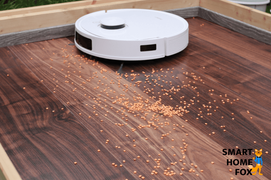 Ecovacs Deebot T9 reinigt Linsen auf einem Hartboden